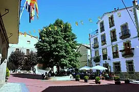 Paisaje urbano de Camarena de la Sierra (Teruel), con detalle del castaño de indias (Aesculus hippocastanum) en la plaza Mayor (2017).