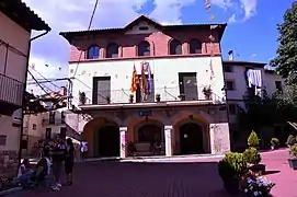 Paisaje urbano de Camarena de la Sierra (Teruel), con detalle del Ayuntamiento (2017).