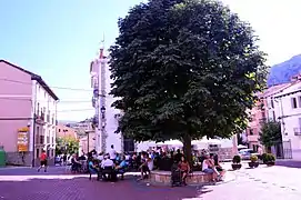 Paisaje urbano de Camarena de la Sierra (Teruel), con detalle del castaño de indias (Aesculus hippocastanum) en la plaza Mayor (2017).