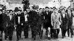 Camilo Torres Restrepo con estudiantes en los años 60.