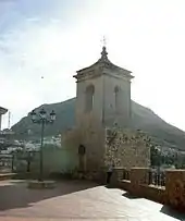 Torre-Campanario de Santa María de la Villa, sobre un cubo de muralla del Castillo de la Villa.