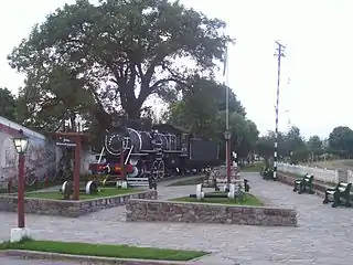 Antigua locomotora de vapor serie C12 del Ferrocarril Belgrano, a un costado de la estación Campo Quijano, Salta.