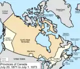 Mapa del país de Canadá el 20 de julio de 1871, que representa el sello postal de la provincia de Manitoba, junto con las provincias de Ontario (solo parte sur), Quebec, Nuevo Brunswick, Columbia Británica y Nueva Escocia en los Territorios del Noroeste de color blanco, que comprende las tierras que drenan en Hudson Bay y se representan en el color rosa. La zona conocida como Terranova, Labrador, Alaska y las islas del norte se representan en el color gris azulado, y no son parte de Canadá.