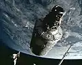 El Canadarm2 moviendo el Harmony a su posición en la ISS