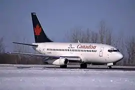 Boeing 737-200 el Aeropuerto Internacional de Ottawa en 2001.