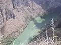 Lancha navegando el río del cañón del Sumidero. Vista desde el mirador de Los Chiapas.