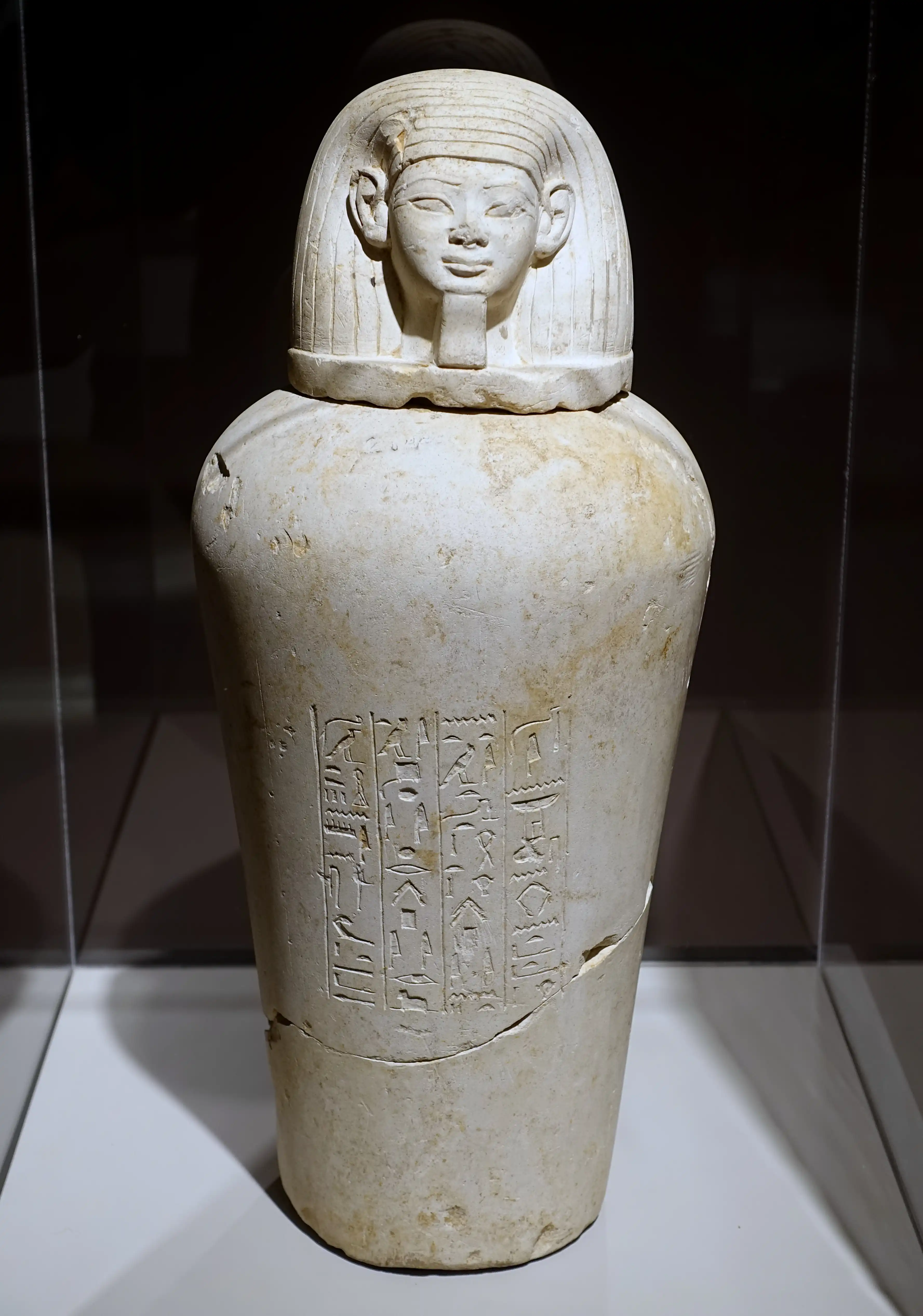 Canopic_jar_of_Userhat,_Egypt,_Valley_of_the_Kings,_tomb_KV_45,_Dynasty_18,_reigns_of_Thutmose_III_to_Amenhotep_III,_1400-1352_BC,_limestone_-_Harvard_Semitic_Museum_-_Cambridge,_MA_-_DSC06219