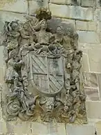 Escudo de Rugama sobre la puerta de la iglesia.