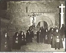 Primera salida en procesión de las "Capas Pardas" en el año 1956 desde la iglesia de San Claudio.