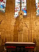 Capilla de la Virgen Blanca, interior de la catedral de León. En esta capilla de la girola se conserva desde 1954 la talla original, siendo la del exterior una copia de Andrés Seoane.