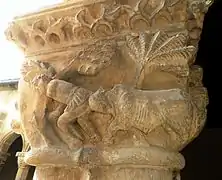 Capitel románico historiado en la iglesia de Santa María la Real de Nieva. Representa a un toro embistiendo a un torero a pie.