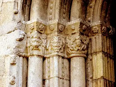 Capiteles izquierdos de la puerta norte