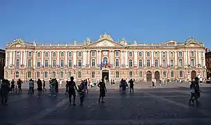 El Capitolio alberga el Ayuntamiento (fachada del siglo XVIII).