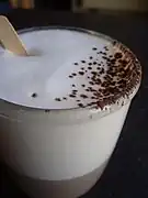Cacao en polvo espolvoreado sobre un capuchino.