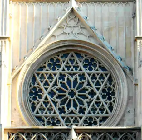 Rosetón con estrella de david en el portal de los apóstoles de la catedral de Valencia