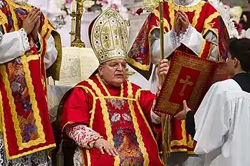 Cardenal Raymond Burke durante una ceremonia religiosa