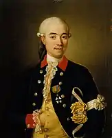 Retrato de Carl Adolf Möllersvärd vestido con traje de época, chaqueta color negro con cuello y puños color rojo y chaleco color dorado y camisa color blanco con volantes al frente. Lleva un sombrero negro debajo del brazo.