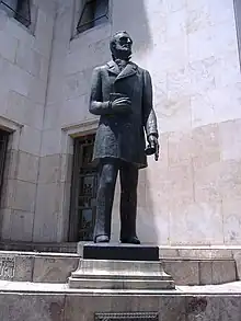 Monumento con estatua de Carlos Casado del Alisal (primer Pte. del Banco Provincia de Santa Fe, hoy Nuevo Banco de Santa Fe) esquina de San Martín y Santa Fe, Rosario, provincia de Santa Fe, Argentina, 1970.
