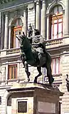 Estatua ecuestre de Carlos IV en la Plaza Tolsá, frente al Museo Nacional de Arte.