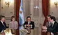 Carlos Menem junto a la bandera presidencial.