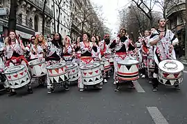 La batucada Batala desfilando en el Carnaval de París, 2014