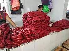 Carne de cerdo conocida como carne de chinameca, y un tipo de embutido llamado longaniza a la venta en un mercado local. Ambas carnes son de un color rojo intenso debido a los condimentos utilizados en su preparación.