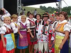 Lemkos del área de Prešov (izquierda) y ucranianos del área de Przemyśl en traje folklórico de las tierras altas