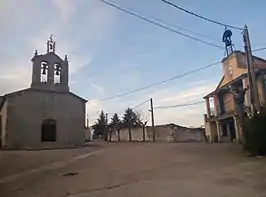 Calle Sol en Carpio de Azaba, con la Iglesia de Nuestra Señora de la Asunción y el ayuntamiento.