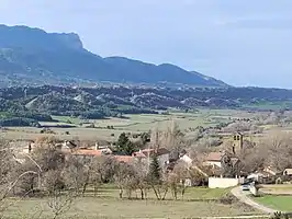 Cartirana, detrás la cadena de promontorios de los "Capitiellos" y al fondo la sierra de la Peña Oroel