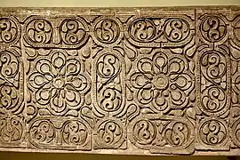 Panel de estuco tallado procedente de la ciudad de Samarra, Irak. Motivo floral con diseños geométricos abasíes, uvas, vides y piñas. Siglo III de la era islámica (siglo IX)