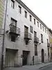 Fachada a la calle San Ignacio, de la Casa de los Fernández de Muras y columnas que forman parte del patio original. Casa de los Arenzana o del Conde de Fuentenueva