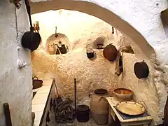 Interior de una casa tradicional en la gruta