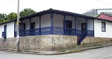 Casa colonial típica en Escazú, San José. Esquinera, con corredores, patio central y zócalo de piedra.