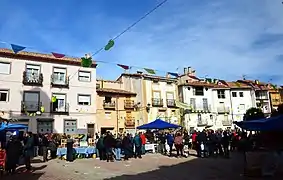 Mercado agroalimentario y mercadillo de artesanía en la VI Fiesta de la Manzana Esperiega (Casas Bajas, Valencia), 2018.