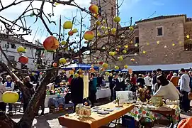 Mercado agroalimentario y mercadillo de artesanía en la VI Fiesta de la Manzana Esperiega (Casas Bajas, Valencia), 2018.