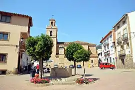 Vista general de la plaza Rey Don Jaime de Casas Bajas, con la iglesia parroquial del Salvador al fondo (2018).