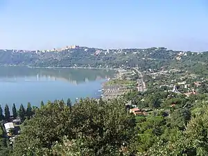 Castel Gandolfo, con el lago Albano, en Italia