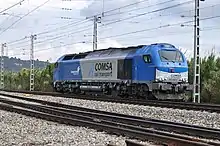 La locomotora diésel-eléctrica 335.002 de Comsa (Euro 4000 de Vossloh) en la topera de la estación de Castellbisbal.