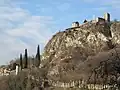 Vista del monte con el castillo a la derecha y el Santuario de San Jerónimo Emiliano abajo a la izquierda.