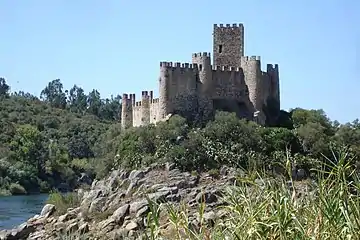 El castillo de Almourol , reconstruido en 1171, se encuentra en un pequeño islote en el río Tajo .