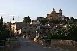 Vista de la población y puente sobre el río Guadalope