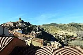 Paisaje urbano de Castielfabib, con «La Torreta» al fondo izquierda, desde el castillo (2019).