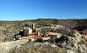 Paisaje urbano de Castielfabib, con la iglesia-fortaleza y el castillo desde «La Torreta» (2019).
