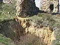 Hundimiento sobre una de las cuevas artificiales. Detrás se aprecian las dos torres del castillo.