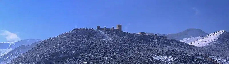 El cerro de Santa Catalina nevado. A su derecha, en primer plano, el Neveral. Detrás, La Mella. A la izquierda, Jabalcuz