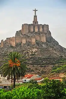 Castillo de Monteagudo, rematado actualmente por un Cristo colosal.