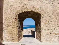 Puerta del muro del castillo