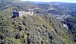 Vega de Valcarce con el castillo en primer plano.