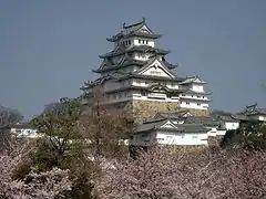 Vista del castillo durante la época del florecimiento del sakura.