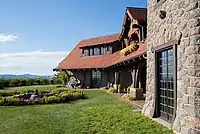 Fachada del Castillo en las nubes y césped con vista al Lago Winnipesaukee en Nuevo Hampshire, construido entre 1913 y 1914.